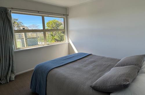 Pukehina House | Spacious 2-Bedroom Guest House - Easy Access, Near Pukehina Beach