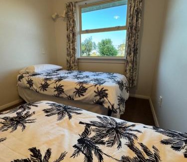 Pukehina House | Spacious 2-Bedroom Guest House - Easy Access, Near Pukehina Beach
