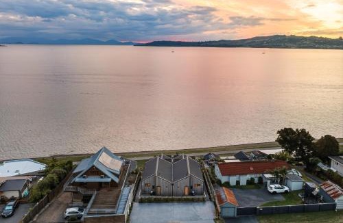 Taupo House | Roam Taupo Lakefront Combined Units 3&4