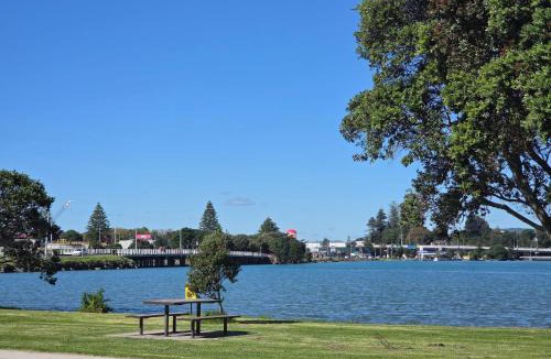 Otumoetai Hostel | The Bach Tauranga - Private Guest Rooms by the Harbour!