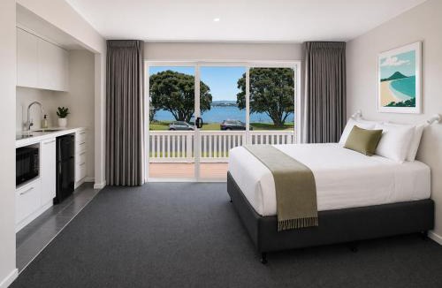 Otumoetai Hostel | The Bach Tauranga - Private Guest Rooms by the Harbour!