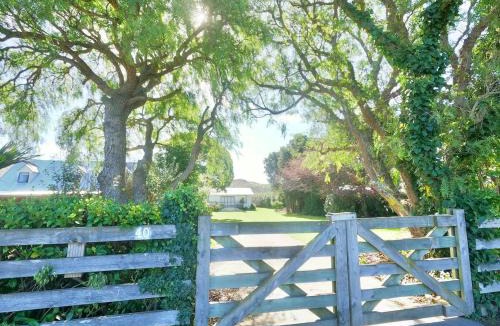 Waimarama House | Relax by the beach Cozy Bach No 40