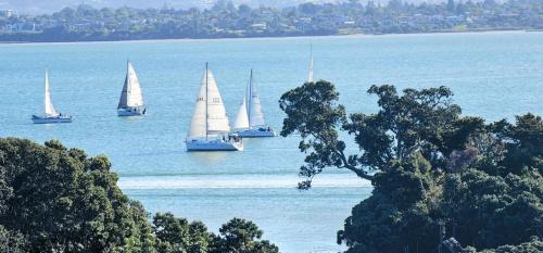 Beach Haven Apartment | Beach and View 2Bdrm apt 75mtrs to beach with sunsets to die for