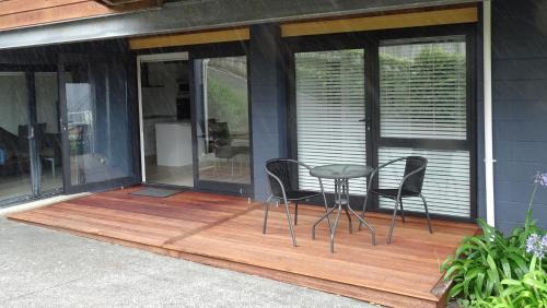 Beach Haven Apartment | Beach and View 2Bdrm apt 75mtrs to beach with sunsets to die for