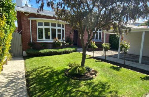 Saint Kilda House | Rose Cottage - Espresso & Charm - 2 Bedroom Home