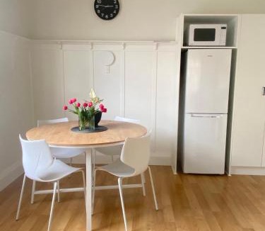 Saint Kilda House | Rose Cottage - Espresso & Charm - 2 Bedroom Home