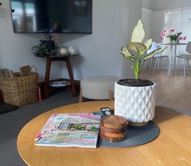 Saint Kilda House | Rose Cottage - Espresso & Charm - 2 Bedroom Home