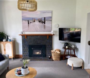 Saint Kilda House | Rose Cottage - Espresso & Charm - 2 Bedroom Home