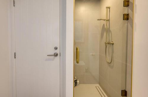 Palm Beach House | Miro Guesthouse - Palm Beach on Your Doorstep