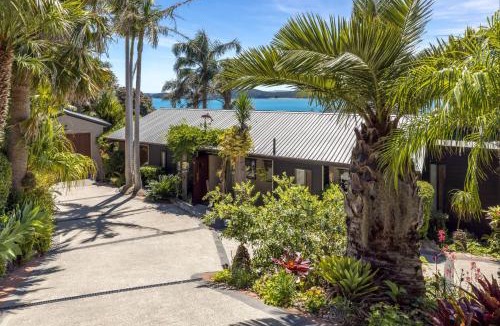 Surfdale House | Palms on Kennedy Point