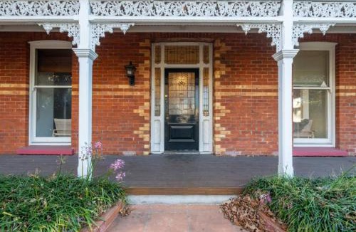Christchurch City Centre House | Beautiful villa near CBD with pool