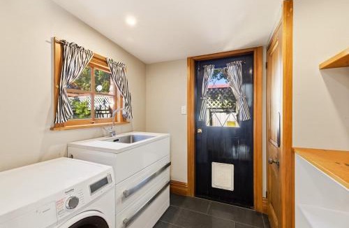 Christchurch City Centre House | Beautiful villa near CBD with pool
