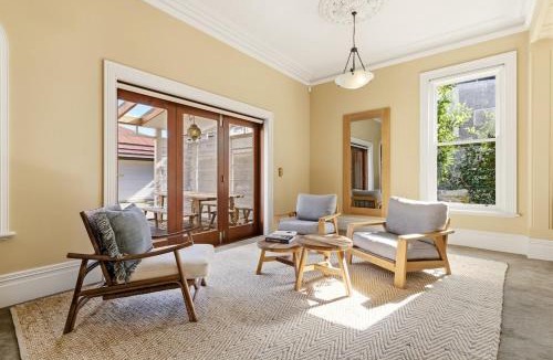 Christchurch City Centre House | Beautiful villa near CBD with pool