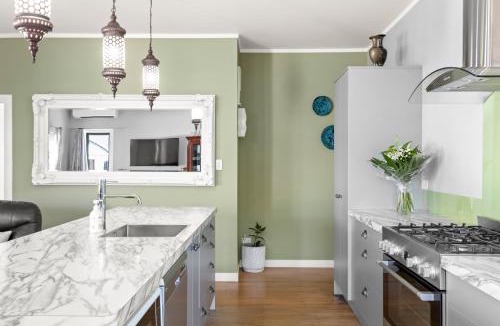 Gisborne House | Central Family Home 5 min to CBD!
