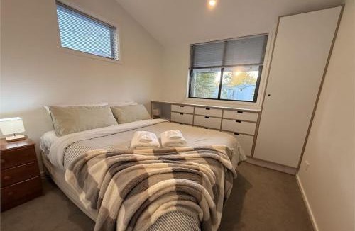 Twizel House | Glenbrook Cottage Twizel - Walk to Town, Sleeps 6, Wi-Fi, Pets OK