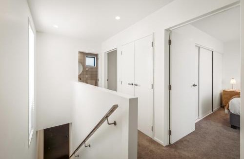 Saint Albans House | 3 BRM Townhouse 5 mins drive to CBD - free parking