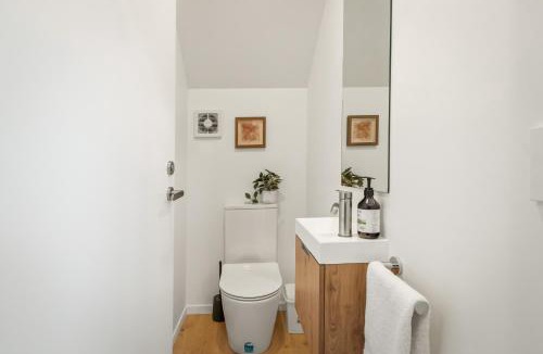 Saint Albans House | 3 BRM Townhouse 5 mins drive to CBD - free parking