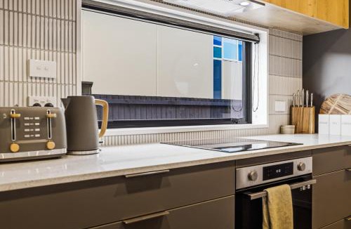 Saint Albans House | 3 BRM Townhouse 5 mins drive to CBD - free parking
