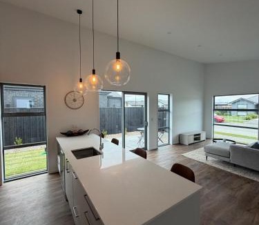 Lincoln Apartment | The Ultimate Lincoln Stay Brand New 3BR Home