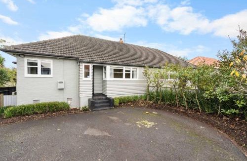 Hamilton East House | Peaceful Retreat in Hamilton East - By Superior Stays