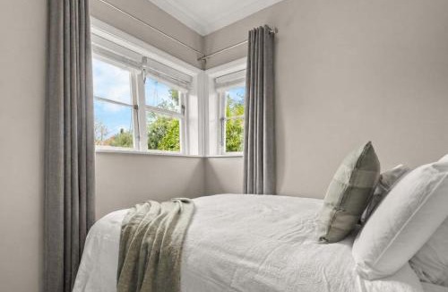Hamilton East House | Peaceful Retreat in Hamilton East - By Superior Stays