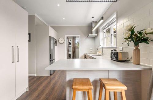Hamilton East House | Peaceful Retreat in Hamilton East - By Superior Stays