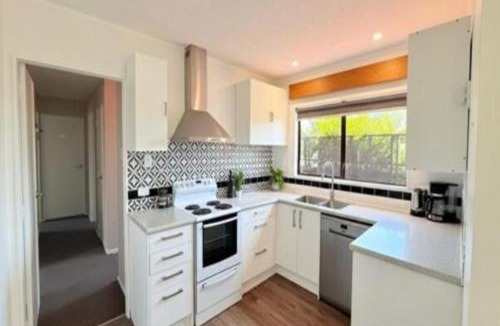 Trentham House | Stylish Trentham Retreat
