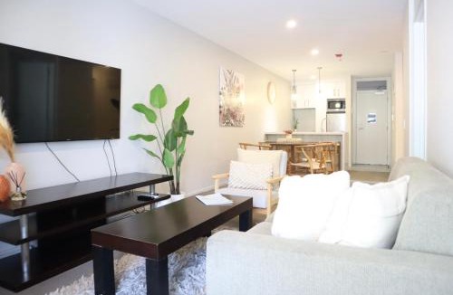 Mount Maunganui Apartment | The Hideaway - Gym, Sauna, Spa - Beach Access - Secure Parking