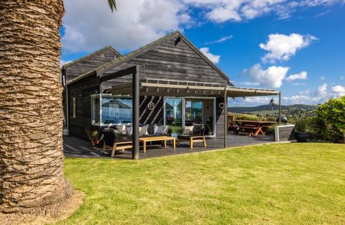 Onetangi House | The Point Onetangi - Heated pool, hot tub & ocean views