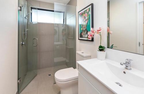 Merivale Apartment | Modern Retreat, Spa Pool, Walk to Park & City