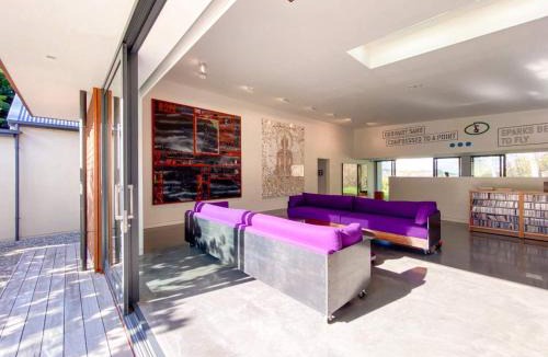 Arthur's Point House | Art on Point, Peaceful and Spacious, Shotover Canyon