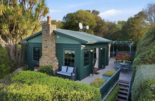 Ahuriri Flat House | Private seaside couples hideaway