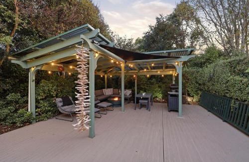 Ahuriri Flat House | Private seaside couples hideaway