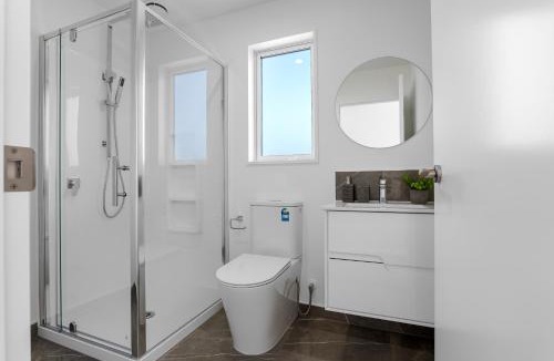 Hoon Hay House | The Meadow - 5 Bedrooms Relax & Stay