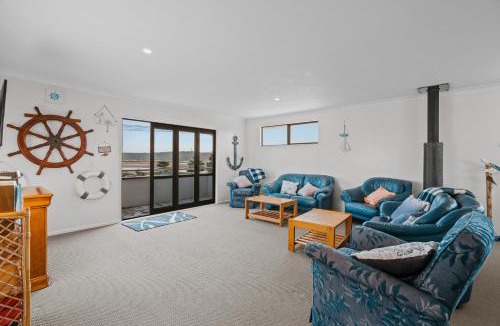Pukehina Apartment | Waterfront location with estuary outlook and ocean beach access - sleeps 19