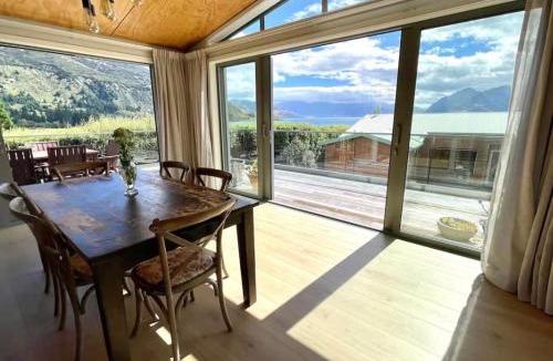 Lake Hawea House | Lake Hāwea Lakefront House