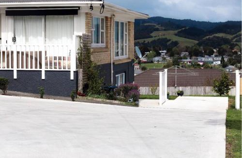 Tikipunga House | Stylish 1BR Retreat | Patio | Walk to Shops | Parking