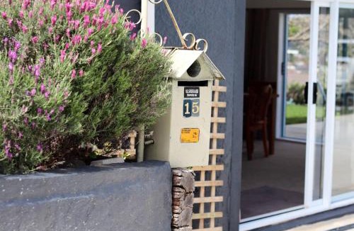Tikipunga House | Stylish 1BR Retreat | Patio | Walk to Shops | Parking