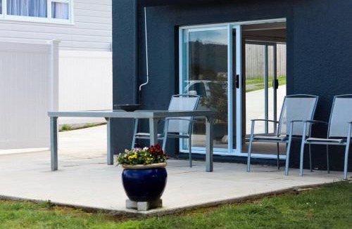 Tikipunga House | Stylish 1BR Retreat | Patio | Walk to Shops | Parking