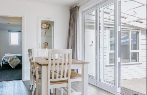 Greymouth Apartment | Marsden Manor - Spacious house with large pool