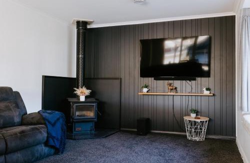 Greymouth Apartment | Marsden Manor - Spacious house with large pool