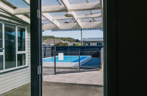 Greymouth Apartment | Marsden Manor - Spacious house with large pool