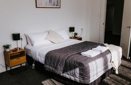 Greymouth Apartment | Marsden Manor - Spacious house with large pool