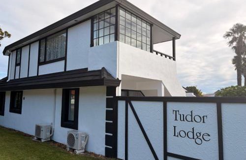 Tahunanui Hotel | Tudor Lodge Motel