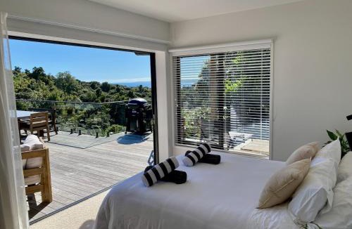 Raglan House | Nestled in Nature 3 Bedroom Home Spa Pool & Sauna & Pilates Studio