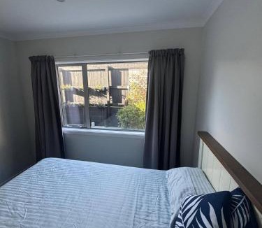 Aotea House | Spacious One-Bedroom with Private Bathroom Aotea