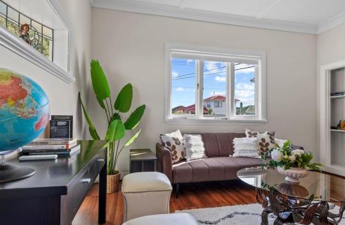 Otahuhu House | Family Comfort with Aircon, Backyard and Parking