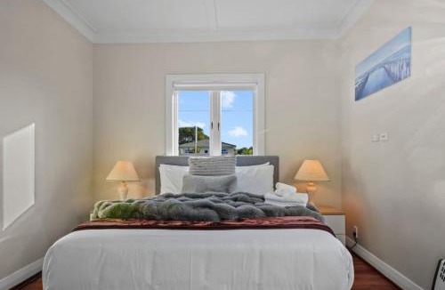 Otahuhu House | Family Comfort with Aircon, Backyard and Parking