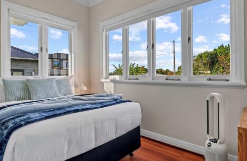 Otahuhu House | Family Comfort with Aircon, Backyard and Parking