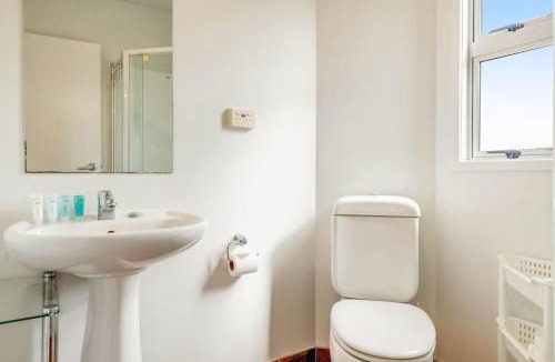 Henderson House | Henderson Retreat 3BR Townhouse with Parking